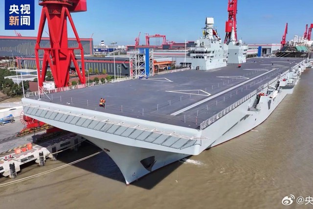 Tàu sân bay UAV đầu tiên của Trung Quốc ra biển thử nghiệm - Ảnh 1.