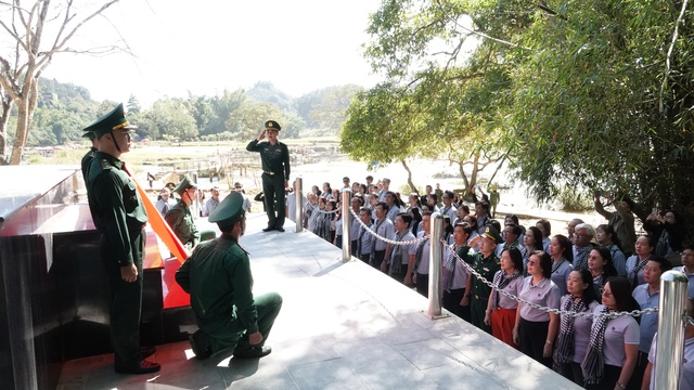 Đoàn tuyên giáo, báo chí TP.HCM tặng quà 2 xã biên giới của tỉnh Cao Bằng  - Ảnh 3.