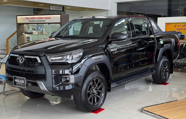 Toyota Hilux giảm giá lập tức hút khách, Ranger bán chạy nhất phân khúc xe bán tải - Ảnh 2.