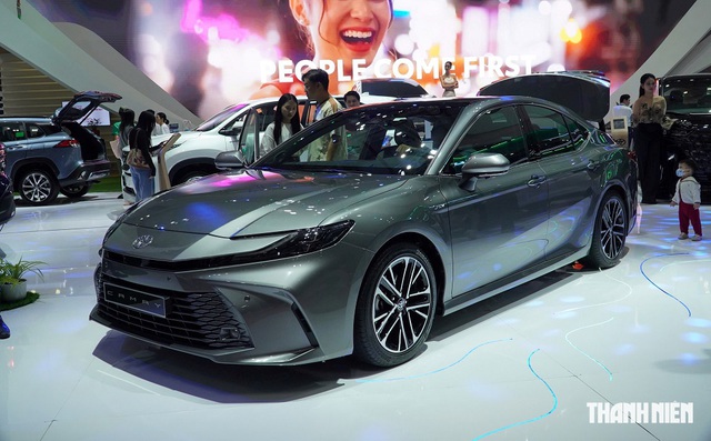 Toyota giảm giá cho nhiều mẫu xe hybrid thông qua hình thức hỗ trợ lệ phí trước bạ. Ảnh: Đình Tuyên