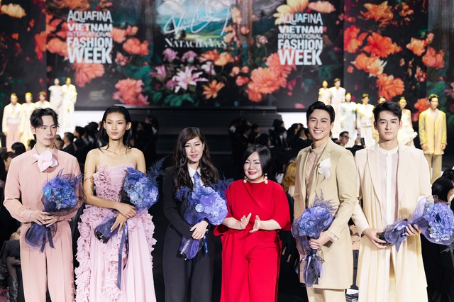 Dấu ấn từ các thương hiệu quốc tế trên sàn diễn thời trang Việt - Ảnh 14.