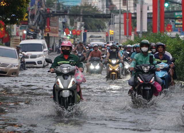 Triều cường sông Sài Gòn bất ngờ lên nhanh, nhiều trạm lại vượt báo động 3 - Ảnh 1.