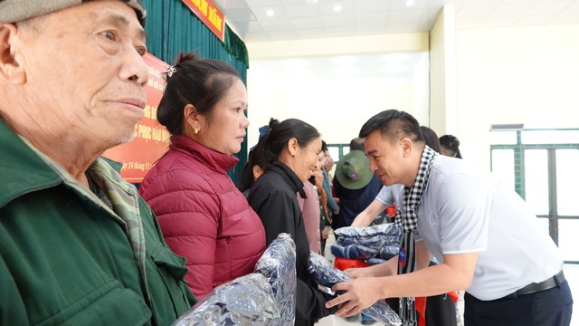 Đoàn tuyên giáo, báo chí TP.HCM tặng quà 2 xã biên giới của tỉnh Cao Bằng  - Ảnh 2.