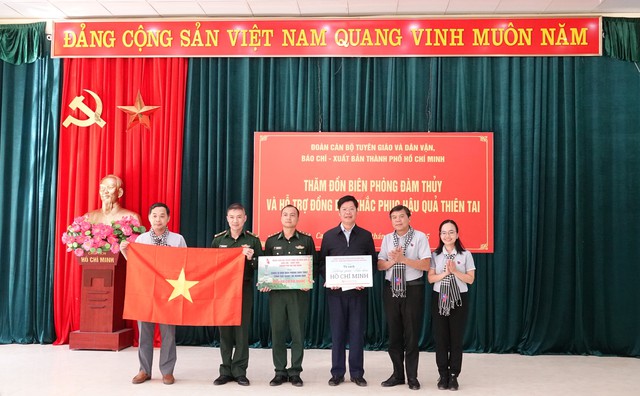 Đoàn tuyên giáo, báo chí TP.HCM tặng quà 2 xã biên giới của tỉnh Cao Bằng  - Ảnh 1.