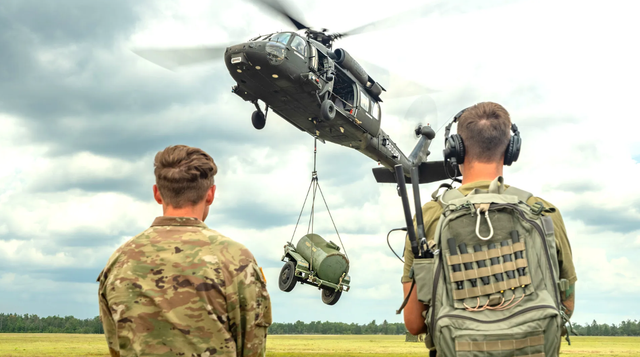 Bộ trưởng Lục quân Mỹ: Quân đội bị lừa mua thiết bị quân sự đắt đỏ - Ảnh 1.