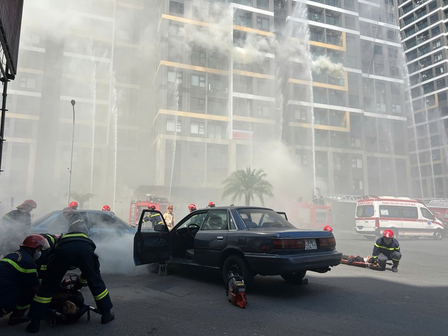 Công an TP.HCM tổ chức diễn tập cháy nổ quy mô lớn nhất năm - Ảnh 9.