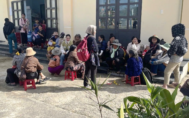 Sạt lở núi đá chảy như thác ở ĐàNẵng: Di dời khẩn cấp hàng chục hộ dân- Ảnh 1.