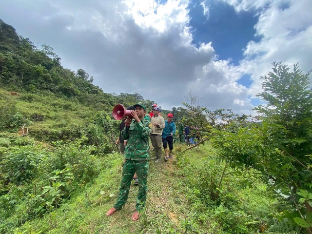 Sạt lở núi đá chảy như thác ở Đà Nẵng: Dùng flycam, chó nghiệp vụ tìm người- Ảnh 2.