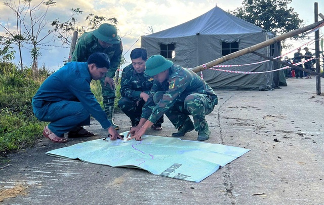 Sạt lở núi đá chảy như thác ở Đà Nẵng: Dùng flycam, chó nghiệp vụ tìm người- Ảnh 3.