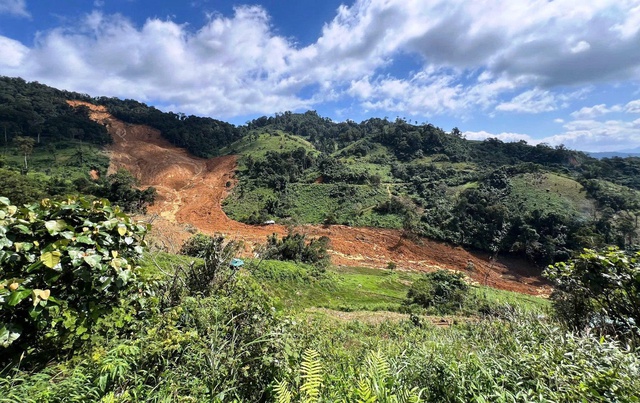 Sạt lở núi đá chảy như thác ở Đà Nẵng: Dùng flycam, chó nghiệp vụ tìm người- Ảnh 4.