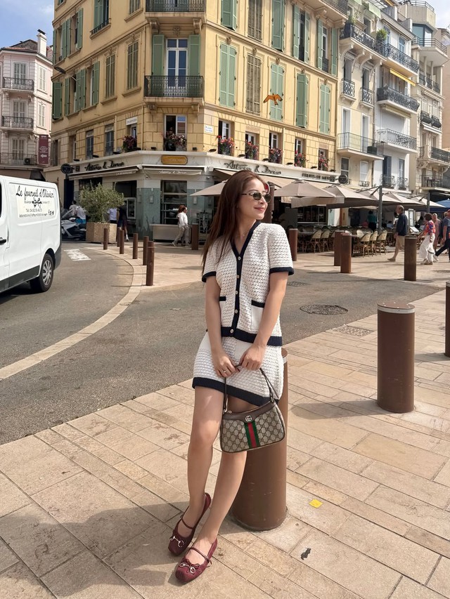 Trang phục cổ chữ V "cân" trọn mọi phong cách từ công sở đến dạo phố Trang phục cổ chữ V ‘cân’ trọn mọi phong cách từ công sở đến dạo phố- Ảnh 1.