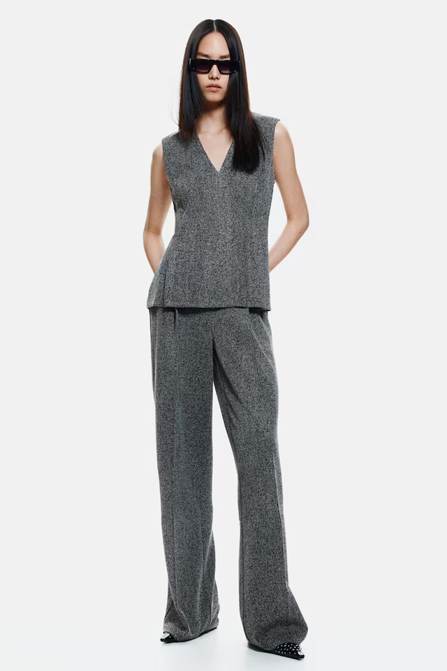 Trang phục cổ chữ V "cân" trọn mọi phong cách từ công sở đến dạo phố Trang phục cổ chữ V ‘cân’ trọn mọi phong cách từ công sở đến dạo phố- Ảnh 3.