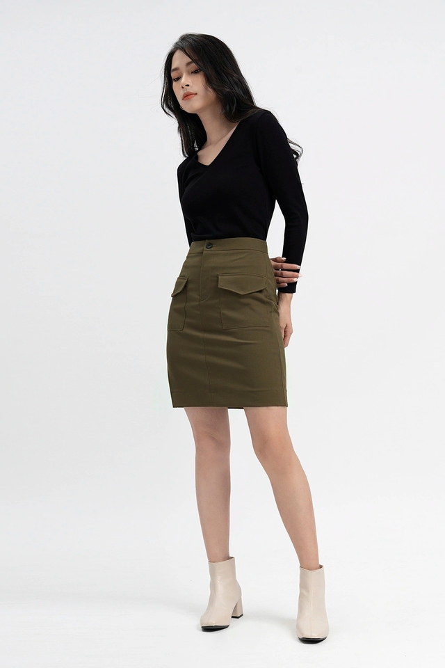 Trang phục cổ chữ V "cân" trọn mọi phong cách từ công sở đến dạo phố Trang phục cổ chữ V ‘cân’ trọn mọi phong cách từ công sở đến dạo phố- Ảnh 5.