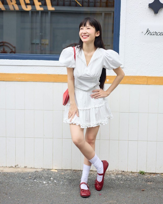 Trang phục cổ chữ V "cân" trọn mọi phong cách từ công sở đến dạo phố Trang phục cổ chữ V ‘cân’ trọn mọi phong cách từ công sở đến dạo phố- Ảnh 7.