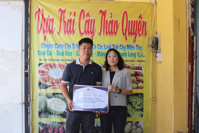 Tổng cục du lịch Hàn Quốc khen người bán trái cây tốt bụng ở Phú Quốc - Ảnh 1. Tổng cục du lịch Hàn Quốc khen người bán trái cây tốt bụng ở Phú Quốc - Ảnh 1.