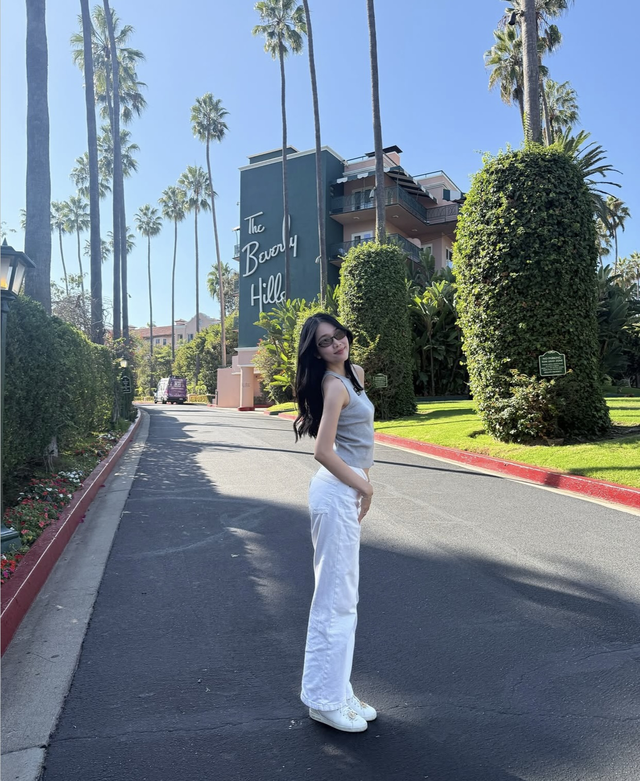 Tạo phong cách không đụng hàng với giày sneaker trắng- Ảnh 1.