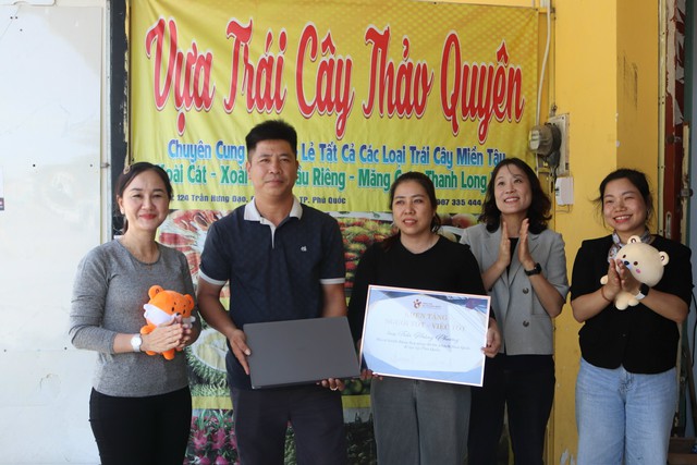 Tổng cục du lịch Hàn Quốc khen người bán trái cây tốt bụng ở Phú Quốc - Ảnh 2. Tổng cục du lịch Hàn Quốc khen người bán trái cây tốt bụng ở Phú Quốc - Ảnh 2.