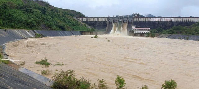 Cấp thiết giải quyết ngập lụt: Thủy điện không thể vô can - Ảnh 2.