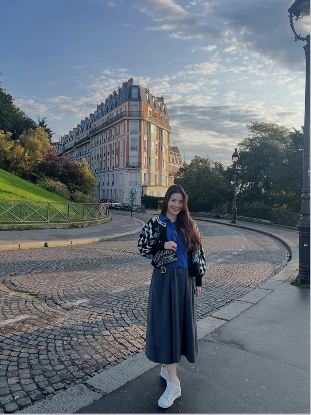 Tạo phong cách không đụng hàng với giày sneaker trắng- Ảnh 4.