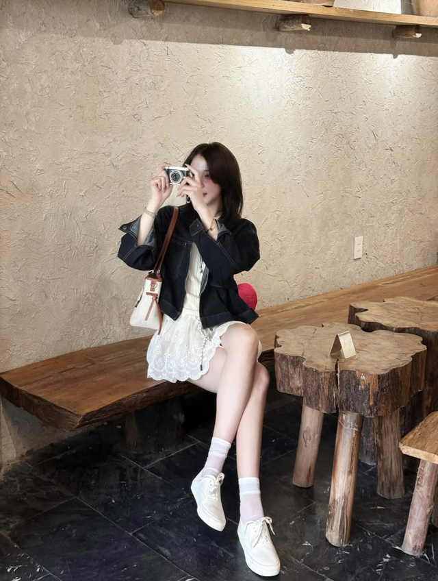 Tạo phong cách không đụng hàng với giày sneaker trắng- Ảnh 6.