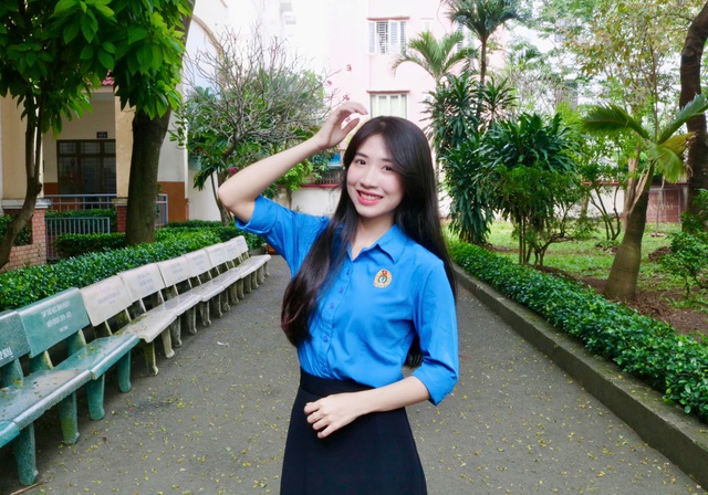 Cô giáo xinh đẹp lan tỏa năng lượng tích cực trong lớp học và trên mạng - Ảnh 1.