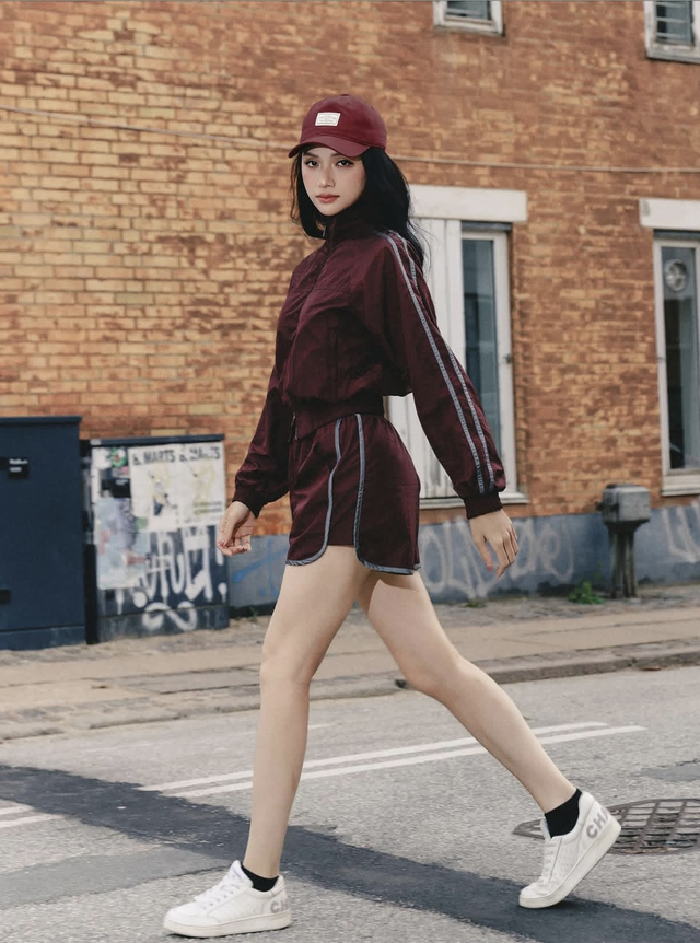 Tạo phong cách không đụng hàng với giày sneaker trắng- Ảnh 8.