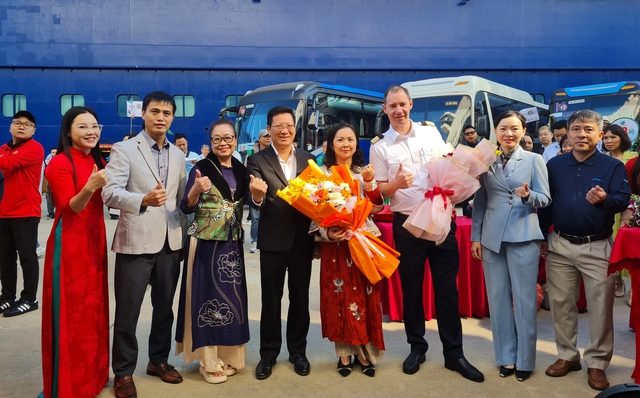 Hạ Long khởi động mùa tàu biển ấn tượng  - Ảnh 2.