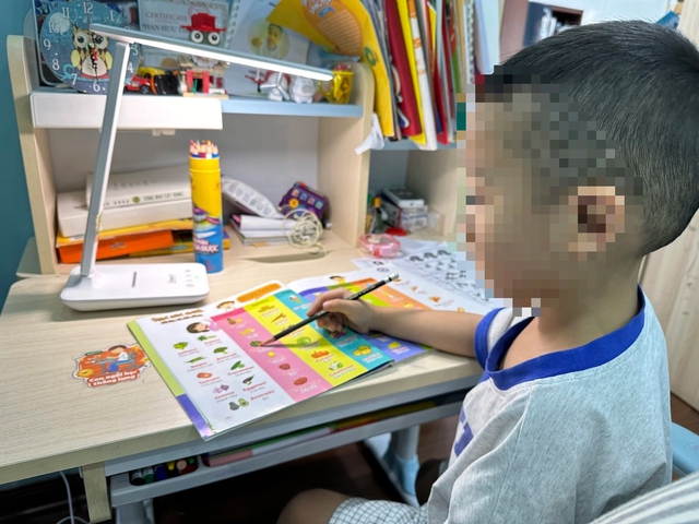 Cha mẹ ép con học quá sức, phạt có dễ? - Ảnh 1.