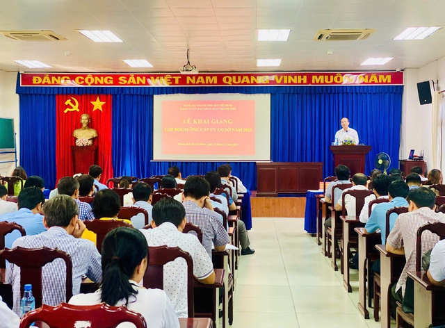 Đảng ủy UBND TP.HCM bồi dưỡng nghiệp vụ cho bí thư, phó bí thư cấp cơ sở - Ảnh 1.