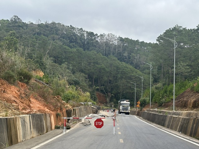 QL24 qua xã Măng Đen bị sụt lún nghiêm trọng - Ảnh 5.