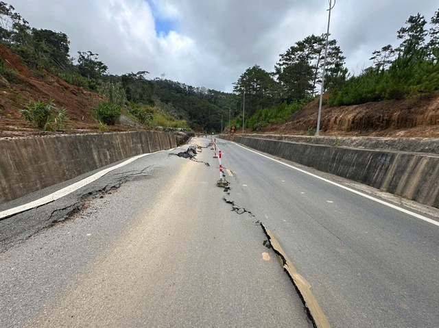 QL24 qua xã Măng Đen bị sụt lún nghiêm trọng - Ảnh 2.