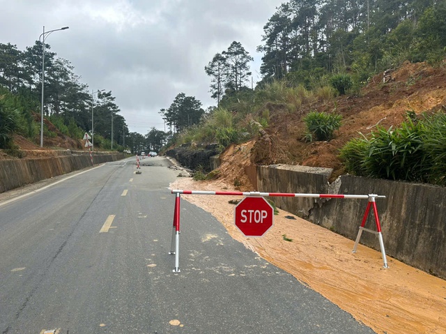 QL24 qua xã Măng Đen bị sụt lún nghiêm trọng - Ảnh 4.