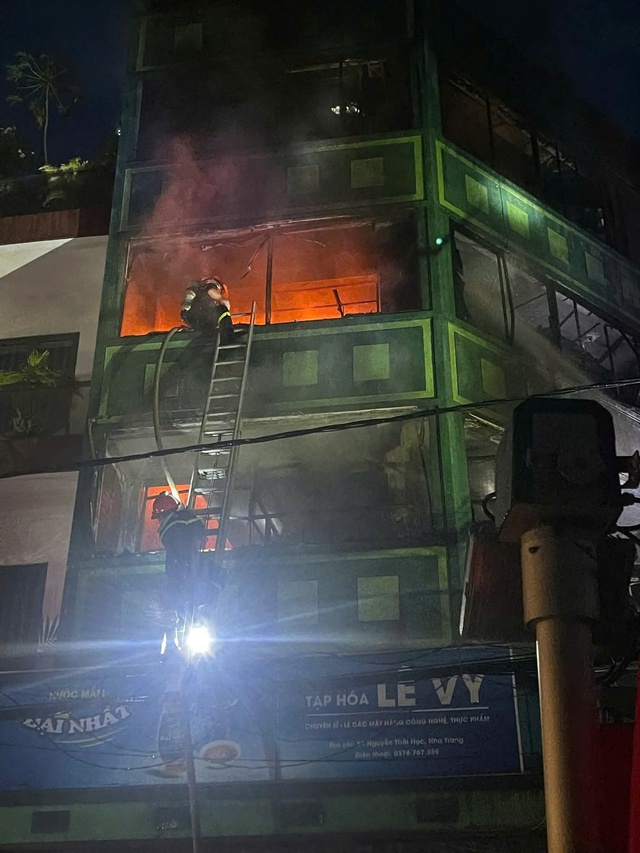 Cháy nhà trọ 4 tầng gần chợ Đầm ở trung tâm Nha Trang - Ảnh 1. Cháy nhà trọ 4 tầng gần chợ Đầm ở trung tâm Nha Trang - Ảnh 1.