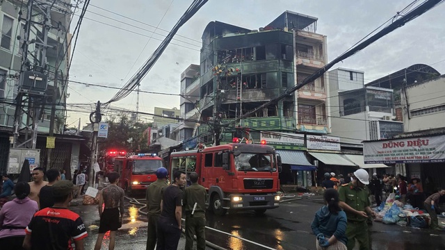 Cháy nhà trọ 4 tầng gần chợ Đầm ở trung tâm Nha Trang - Ảnh 2. Cháy nhà trọ 4 tầng gần chợ Đầm ở trung tâm Nha Trang - Ảnh 2.