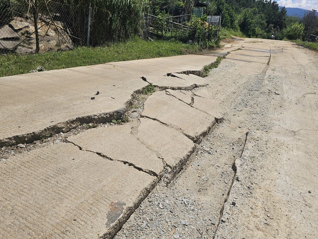 QL24 qua xã Măng Đen bị sụt lún nghiêm trọng - Ảnh 6.