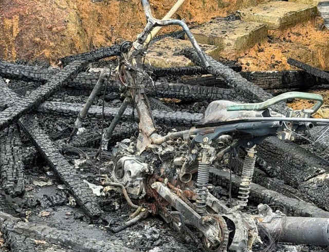 Hai căn nhà của đồng bào Xơ Đăng ở Quảng Ngãi bị lửa thiêu rụi- Ảnh 2. Hai căn nhà của đồng bào Xơ Đăng ở Quảng Ngãi bị lửa thiêu rụi- Ảnh 2.