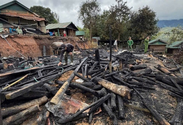 Hai căn nhà của đồng bào Xơ Đăng ở Quảng Ngãi bị lửa thiêu rụi- Ảnh 1. Hai căn nhà của đồng bào Xơ Đăng ở Quảng Ngãi bị lửa thiêu rụi- Ảnh 1.