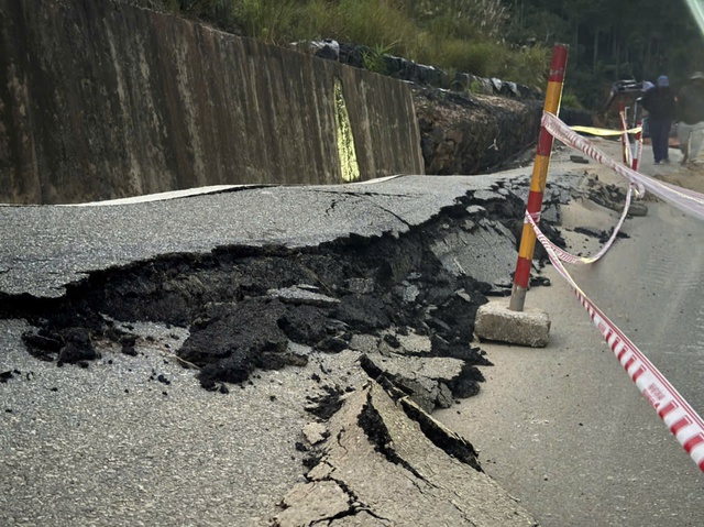 Thi công xuyên đêm khắc phục tạm hư hỏng QL24 đoạn lên khu du lịch Măng Đen- Ảnh 5. Thi công xuyên đêm khắc phục tạm hư hỏng QL24 đoạn lên khu du lịch Măng Đen- Ảnh 5.