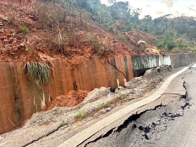 Thi công xuyên đêm khắc phục tạm hư hỏng QL24 đoạn lên khu du lịch Măng Đen- Ảnh 3. Thi công xuyên đêm khắc phục tạm hư hỏng QL24 đoạn lên khu du lịch Măng Đen- Ảnh 3.