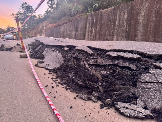 Thi công xuyên đêm khắc phục tạm hư hỏng QL24 đoạn lên khu du lịch Măng Đen- Ảnh 4. Thi công xuyên đêm khắc phục tạm hư hỏng QL24 đoạn lên khu du lịch Măng Đen- Ảnh 4.