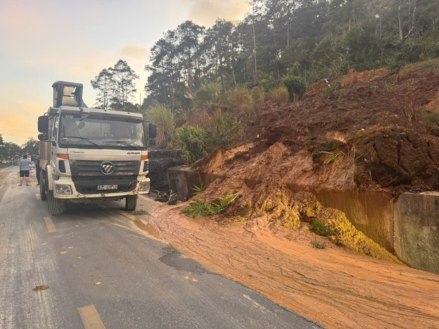 Thi công xuyên đêm khắc phục tạm hư hỏng QL24 đoạn lên khu du lịch Măng Đen- Ảnh 6. Thi công xuyên đêm khắc phục tạm hư hỏng QL24 đoạn lên khu du lịch Măng Đen- Ảnh 6.