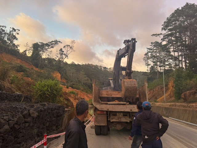 Thi công xuyên đêm khắc phục tạm hư hỏng QL24 đoạn lên khu du lịch Măng Đen- Ảnh 2. Thi công xuyên đêm khắc phục tạm hư hỏng QL24 đoạn lên khu du lịch Măng Đen- Ảnh 2.