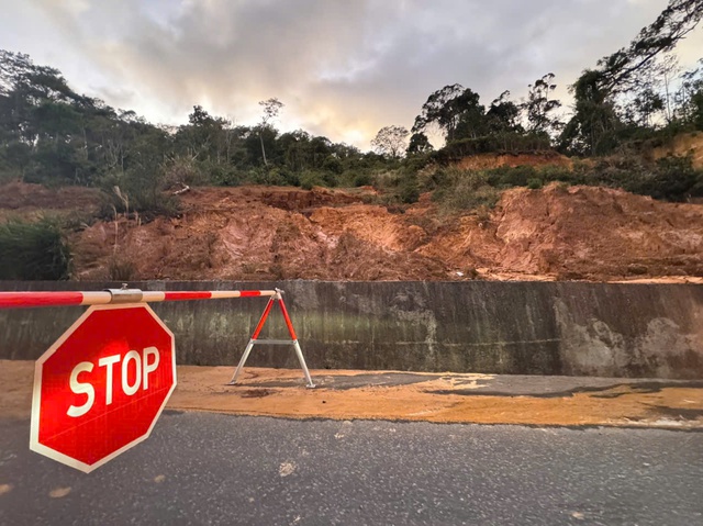 Thi công xuyên đêm khắc phục tạm hư hỏng QL24 đoạn lên khu du lịch Măng Đen- Ảnh 7. Thi công xuyên đêm khắc phục tạm hư hỏng QL24 đoạn lên khu du lịch Măng Đen- Ảnh 7.