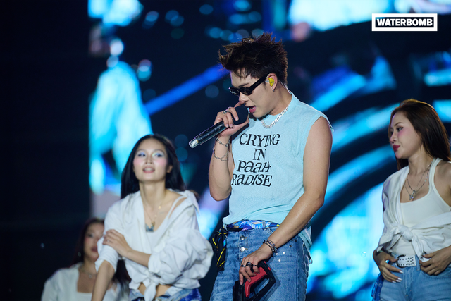 Bi Rain khoe body chuẩn trong lễ hội nhạc nước Waterbomb 2025- Ảnh 5. Bi Rain khoe body chuẩn trong lễ hội nhạc nước Waterbomb 2025- Ảnh 5.