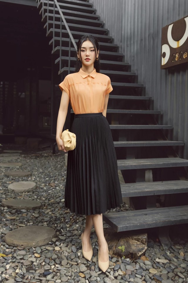 Rạng ngời khí chất với chân váy xếp ly- Ảnh 1. Rạng ngời khí chất với chân váy xếp ly- Ảnh 1.