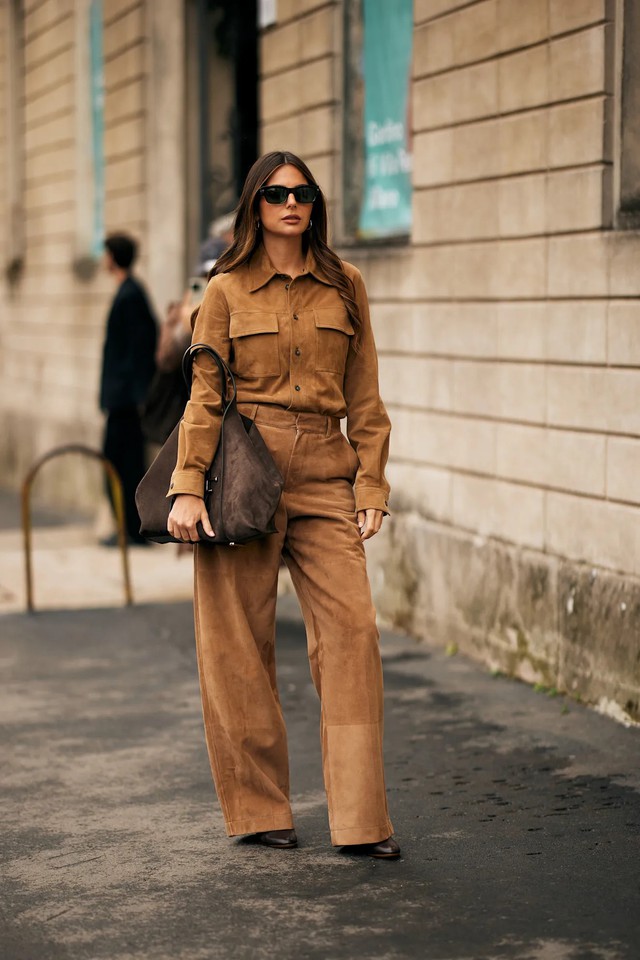 Quần da lộn diện đi làm đi chơi đều đẹp- Ảnh 1. Quần da lộn diện đi làm đi chơi đều đẹp- Ảnh 1.