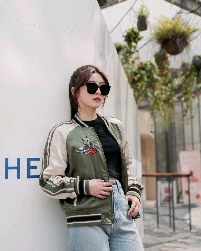 Áo khoác bóng chày 'bật' cá tính, gợi về tuổi trẻ thanh xuân- Ảnh 2. Áo khoác bóng chày 'bật' cá tính, gợi về tuổi trẻ thanh xuân- Ảnh 2.