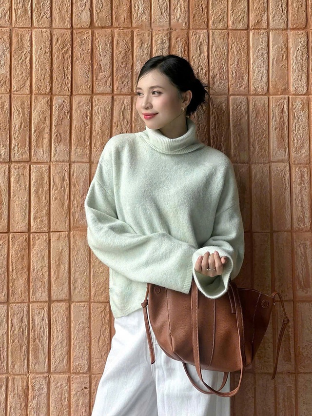 Mảnh ghép cho mùa đông ấm áp là bản phối với áo len cổ lọ- Ảnh 2.