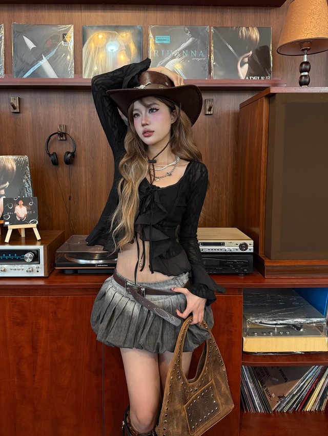 Từ cổ điển đến hiện đại, váy bí khiến giới trẻ mê mẩn- Ảnh 5. Từ cổ điển đến hiện đại, váy bí khiến giới trẻ mê mẩn- Ảnh 5.