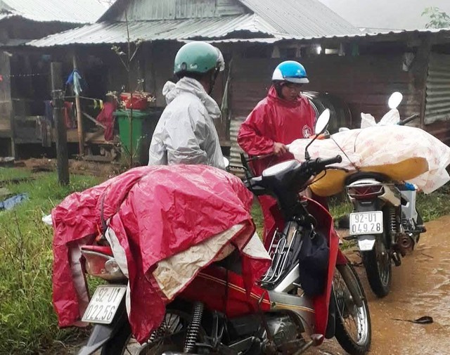 Đà Nẵng: Sạt lở diễn biến vô cùng phức tạp, sơ tán hàng chục hộ dân - Ảnh 3.